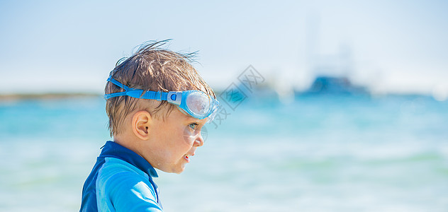 海滩上可爱的男孩潜水童年活动快乐幸福运动冲浪浮潜呼吸管闲暇图片