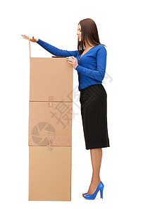 拥有大箱子的有吸引力的女商务人士纸板生意包装集装箱商业邮政运输送货纸盒盒子图片