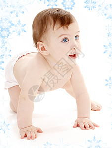 爬起来的婴儿男孩向上看卫生新生皮肤童年生活男生快乐尿布育儿孩子图片