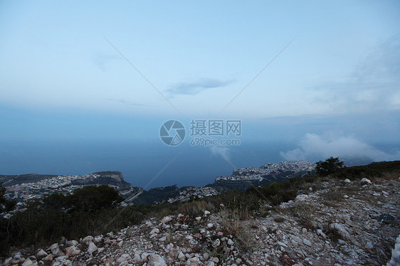 山中夏日风景与太阳天空蓝色山脉天气气候环境野生动物高地天堂草地图片