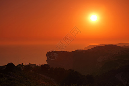 山中夏日风景与太阳阳光气候草地环境山脉天气天堂公园高地植物群图片