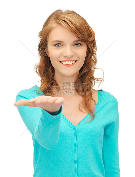女孩在她的手掌上展示着一些东西广告手势棕榈人士青少年工作室微笑快乐女性商务图片
