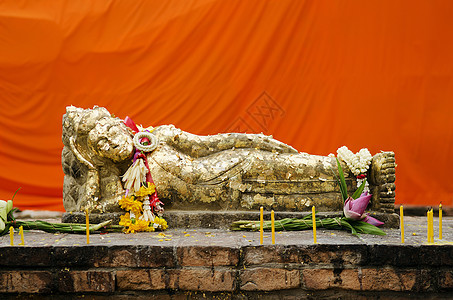 位于泰河沿岸的山上布吉达雕像宗教寺庙神社佛教徒数字橙子金叶子图片