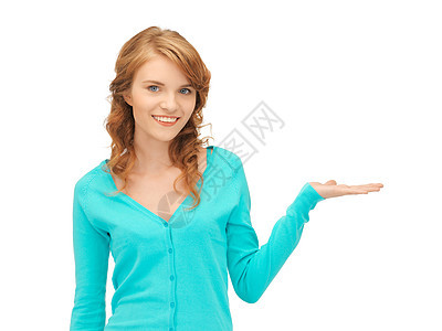 女孩在她的手掌上展示着一些东西广告商务微笑青少年工作室女性人士商业手势棕榈图片
