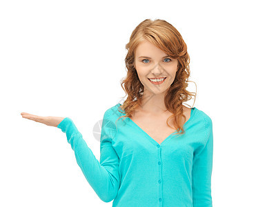 女孩在她的手掌上展示着一些东西人士快乐手势女性微笑商业商务广告棕榈工作室图片