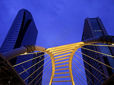20 交叉路面的夜视建筑城市步道蓝色天空波浪金属行人正方形办公室图片