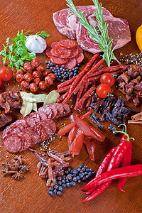 肉类和香肠火腿木头木板盘子桌子沙拉熏制牛肉香菜辣椒图片