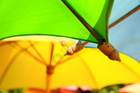防晒阳光黄色旅行沙滩蓝色绿色遮阳棚阴影图片