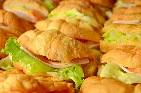 羊角面包三明治文化火腿早餐糕点小吃盘子食物背景图片