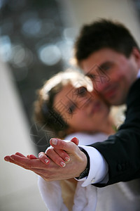 新婚夫妇投标微笑女性舞蹈女士夫妻男性婚礼恋人男人图片