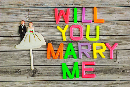 新婚新娘和新郎配对娃娃 你愿意嫁给我吗 颜色木头创造力字体棕色夫妻情人庆典玩具婚礼新娘图片
