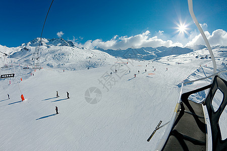 滑雪者椅子追求滑雪活动蓝色电缆天空娱乐假期山脉图片