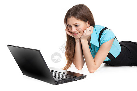使用笔记本电脑的女学生微笑互联网网络快乐地面幸福女性黑发学习学生图片