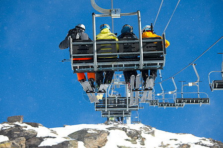 升起滑雪机旅行山脉运动生活天空缆车岩石滑雪者滑雪活动图片