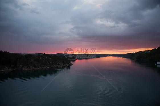 照片来自挪威蓝色旅游瀑布峡湾山脉森林景观荒野风景游客图片