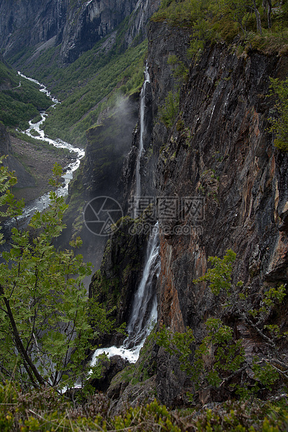挪威的河流和瀑布山脉荒野树木风景目的地峡湾旅游森林游客文化图片