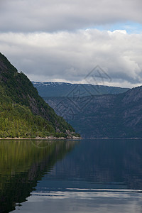 挪威的河流和瀑布游客森林风景目的地峡湾荒野树木天空山脉旅游图片