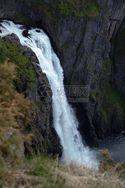 挪威的河流和瀑布天空目的地游客森林山脉荒野风景旅游文化树木图片