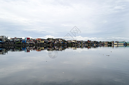 马拉博河蓝色城市水域住宅结构贫困房子支撑无地天空图片