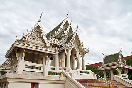 泰国白寺雕塑装饰场景雕像宗教旅游艺术蓝色天空古董图片