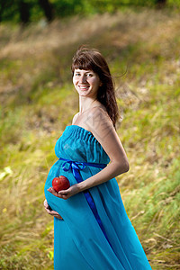 带苹果的幸福怀孕女孩图片