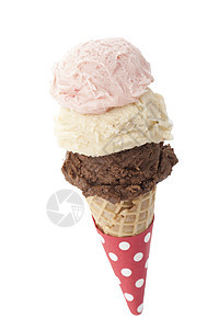 三勺冰淇淋在甜筒里图片
