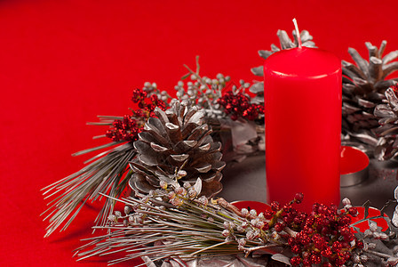手工制作的圣诞节装饰品静物松果水平点燃蜡烛红色烛光家常图片