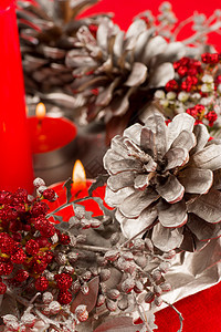 手工制作的圣诞节装饰品红色烛光家常点燃松果静物蜡烛图片