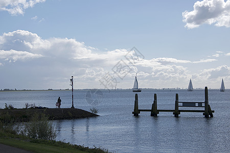 在荷兰湖上航行的帆船高清图片