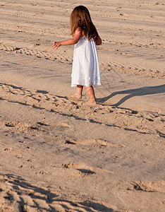 可爱的小女孩笑着在夏天海滩上玩海岸蓝色热带阳光乐趣女性喜悦快乐旅行海洋图片