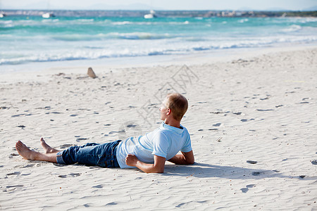青年男子在暑假的沙滩上放松快乐成人身体海滩蓝色假期微笑力量旅游海岸图片