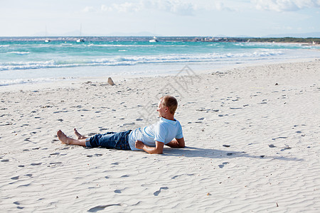 青年男子在暑假的沙滩上放松男人假期旅行阳光成人快乐蓝色海滩力量身体图片