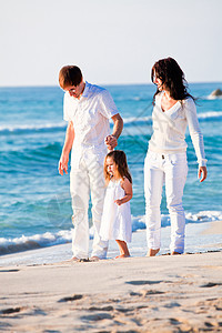 快乐的年轻家庭 和女儿在沙滩上孩子男人父母母亲喜悦女性幸福成人假期乐趣图片