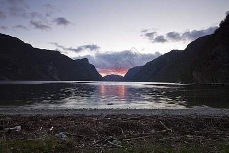 在北纬的fjord 上方的夜视爬坡水平乌云天空海岸多云海岸线海洋农村峡湾图片