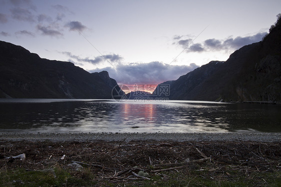 在北纬的fjord 上方的夜视爬坡水平乌云天空海岸多云海岸线海洋农村峡湾图片