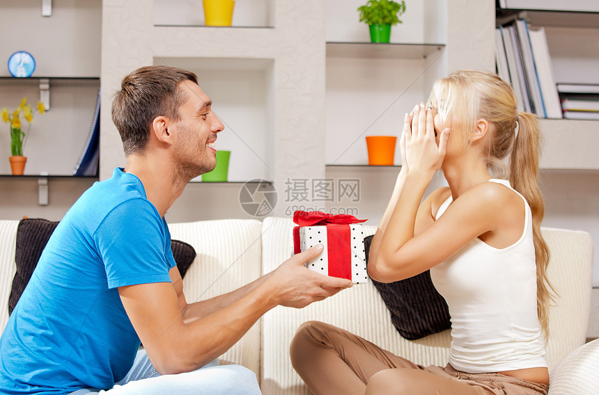 带礼物的幸福浪漫情侣惊喜微笑丝带女性伙伴丈夫家庭展示男性恋人图片