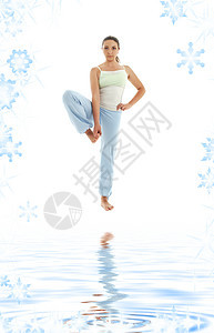 站在白沙上的瑜伽保健平衡雪花姿势赤脚运动女士女孩力量调息图片