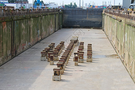 准备接受船舶的干船用码头建筑乐器车站邮政龙骨活动货运起重机装载机港口图片