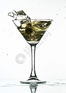 马丁尼喷洒速度玻璃纽带气泡酒保俱乐部时间液体飞溅酒吧图片