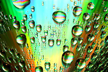 多彩水滴雨水宏观液体淋浴彩虹气泡飞沫反射紫色雨滴图片