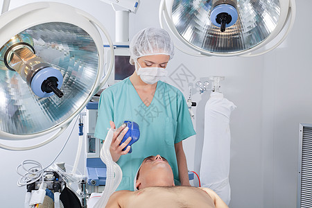 医生使用氧气罩男人病人呼吸机剧院成人女性监视手术保健卫生图片