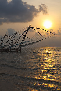 日落时中国鱼网 印度喀拉拉邦科奇地平线渔网渔夫日落支撑高知绳索钓鱼太阳图片
