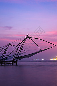 日落时中国鱼网 印度喀拉拉邦科奇渔网高知钓鱼太阳地平线渔夫绳索支撑日落图片