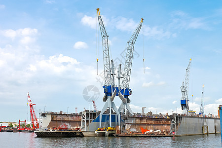 工业景观 船厂的陆码头和起重机拖船建筑货运乐器技术工人装载机院子维修龙骨图片