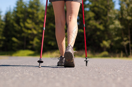 北欧夏季步行健走活力训练生活方式运动农村女性背景图片