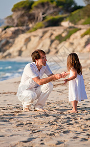 幸福的家父和女儿在海滩上玩得开心父亲家庭女孩男性微笑男人爸爸旅行童年父母图片