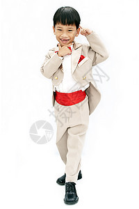小男孩有棕色晚礼服和红领领结童年冒充白色孩子燕尾服套装剧院男生快乐青年图片