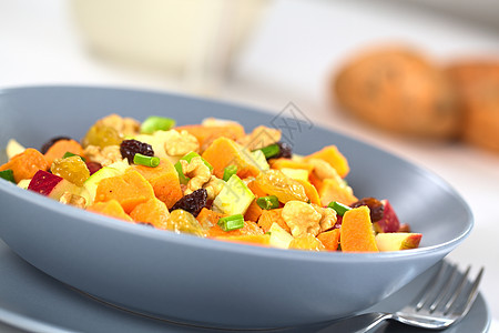 甜土豆和苹果沙拉蔬菜营养坚果水果食物水平小吃盘子核桃葡萄干图片