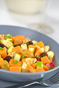 甜土豆和苹果沙拉盘子坚果葡萄干水果食物核桃蔬菜营养小吃图片