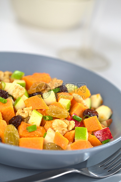 甜土豆和苹果沙拉盘子坚果葡萄干水果食物核桃蔬菜营养小吃图片